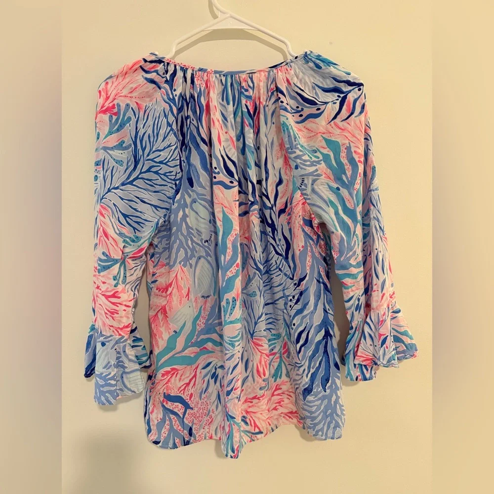 *LIKE NEW* Lilly Pulitzer Coral Print 3/4 Sleeve, Blue and Pink Blouse - Picture 3 of 8